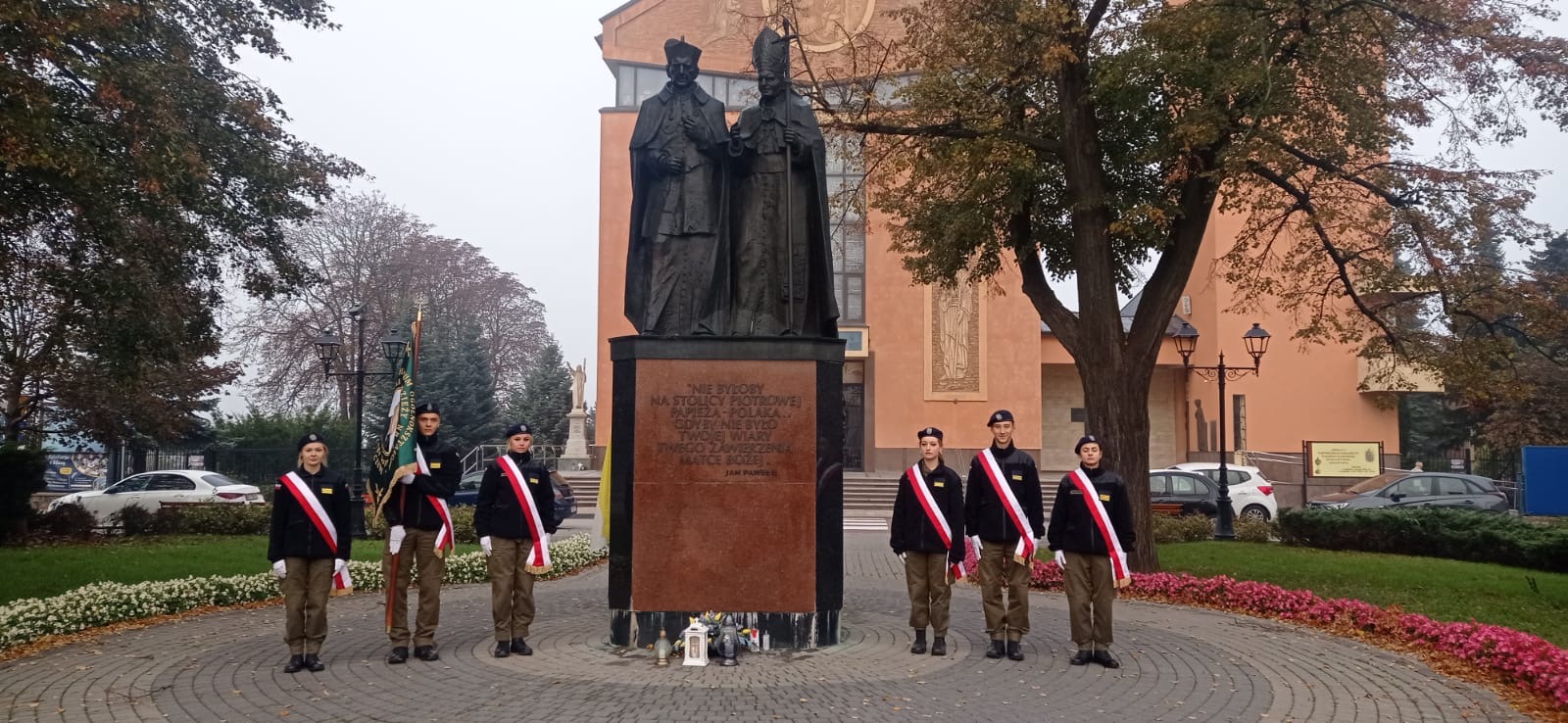 Hołd szkoły pod pomnikiem papieża Jana Pawła II